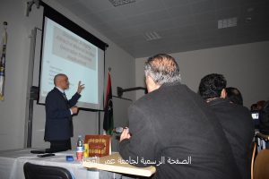 استئناف فعاليات المؤتمر من داخل مدرج كلية العلوم بجامعة عمر المختار