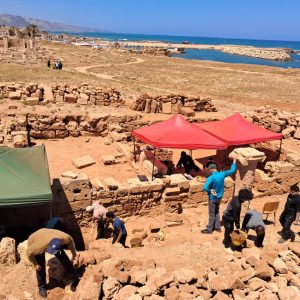 تواصل أعمال الحفريات بكلية السياحة والآثار بجامعة عمر المختار